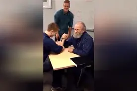老当益壮 七十岁英语老师掰手腕完胜十九岁学生视频封面