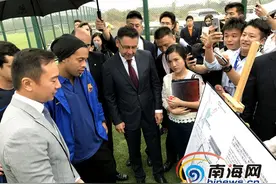 巴西足球明星小罗空降海口 与小球员互动踢球图片