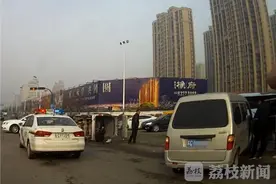 遇黄闪不减速被撞翻 民警救出被困女子图片