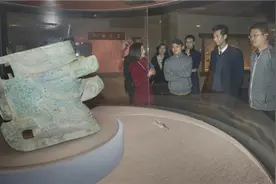 马云现身三星堆见撞脸青铜面具 网友戏称去寻根图片