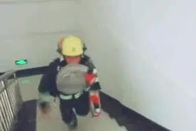 负重80斤攀登10楼，谁知道消防小哥哥用什么牌子的牙膏。#火焰蓝视频封面
