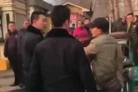发现街头有人发传单，根据传单线索端掉了一个正在进行会议营销的窝点！@抖音短视频 @央视新闻 @人民日报视频封面