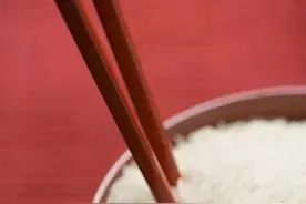 过年回家吃饭这些餐桌礼仪可不能忘了图片