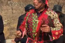 峄山庙会上：厉害的济宁民间卖刀艺人说快板视频封面