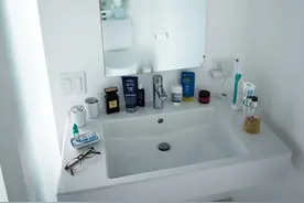 苦苦寻觅智能镜却没有钟爱的一款，这个谷歌软件工程师自己做了一个图片