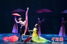 江苏如东杂技走创新之路 大型多媒体杂技剧《海星花》公演图片