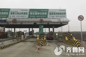 高速出口指示灯不亮 收费员靠招手提示司机图片