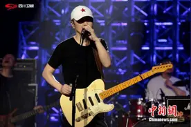 崔健亮相《围炉音乐会》 首次举办荧屏摇滚秀图片
