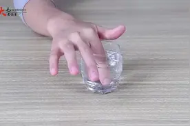 手指扎了刺，用针怎么都挑不出来，奶奶教我一招，刺自己跑出来了视频封面