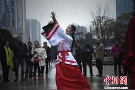 重庆大学生着汉服街头玩快闪吸引民众围观图片