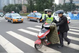 老人助力车抛锚 交巡警热心救助图片