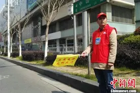 女子强行横穿马路 男子“熊抱”阻止获网友点赞图片