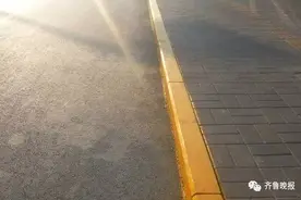「提醒」司机们注意了！遇到这种“马路牙子刷黄漆”的线，赶紧走！图片
