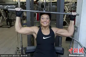 厉害了！瑞典80岁奶奶爱健身 秀肌肉线条图片