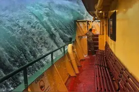 船员拍震撼航海照 近距离体验巨浪滔天图片