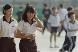 男生为女生剃光头，女生绑马尾，没想到一群男生盯着女生看视频封面