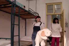 小伙长得太像女生，被分配到了女生宿舍，结果发生这样一幕！视频封面