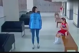 校花裙子被撑坏 才发现自己怀孕了 厉害了我的姐！视频封面