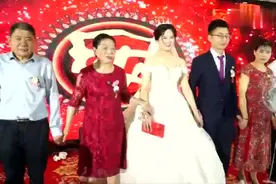 广东一帅气小伙结婚，新娘的妹妹上台表演节目，有个妹妹真好
