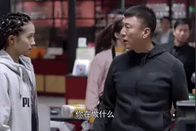 美女超市偷拿东西，不料被发现之后说了几句英文，却成了买东西视频封面