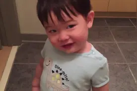 笑哭！模仿能力超强的一岁半萌宝宝，神还原爸爸上厕所时的声音！视频封面