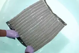 新型海绵可吸收自身重量90倍的溢油 还能重复使用视频封面