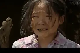 虐待小花不给饭吃，饿急了抢鸡食吃，还被辱骂视频封面