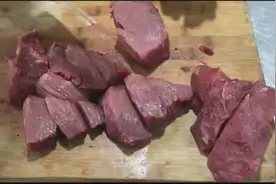 牛肉你知道该怎样切吗？大厨现场教你怎样切，牛肉炒出来很嫩视频封面