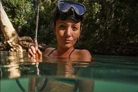 惊呆！美女秀绝技走红：水下用牙咬死章鱼图片