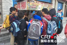 破解西安部分学校周边流动摊贩管理困局 专家称疏胜于堵图片