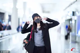 关晓彤黑大衣现身机场 狂比剪刀手签名忙不停图片