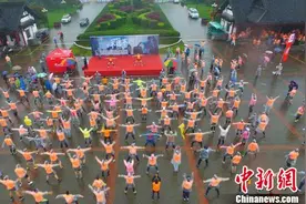 长沙举行12公里计时赛 选手雨中奔跑图片