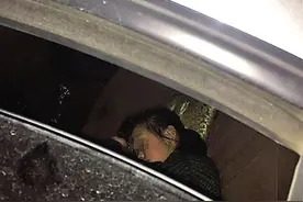 侄女溜上车睡3小时 粗心男子没发现自己回家呼呼大睡图片