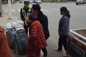 七旬老人高速路上给八旬夫妇带路 结果让人捉急图片