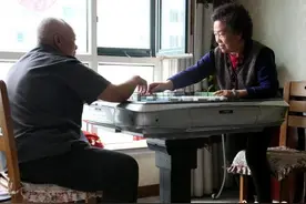 老夫妻相濡以沫46载  控制病情坚持打二人麻将图片