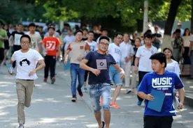 调查称日本高中生比中美韩学生更快乐 但学习态度被动图片