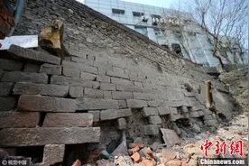 济南拆除违章建筑露出600岁古城墙图片