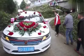 贵州农村小伙迎亲回家，婚车开进乡间小路，新郎背着新娘走回家视频封面