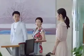 前台美女脚累脱高跟鞋，心机女故意整她，老总：明天给前台加椅子视频封面