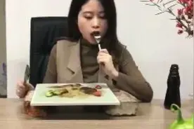 漂亮女白领办公室用《瓷砖煎牛排》，火要旺，砖要烫，柔嫩多汁视频封面