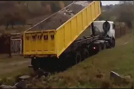 老外开自卸大货车卸货时翻车，围观路人吓懵了！视频封面