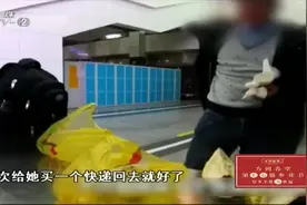 男子带榴莲坐高铁被拒，当场剥开，5分钟一口气全部吃掉视频封面