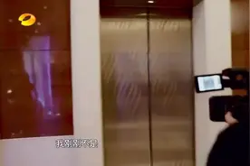 宋祖儿参加综艺，出电梯一瞬间，大长腿真是抢镜了视频封面