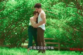 女孩不小心撞到男孩怀里，瞬间被迷住，事后假装讨厌人家视频封面
