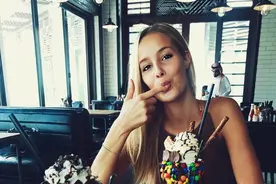 佩莱女友吃冰淇淋尽显甜蜜 舔舔手指美美哒图片