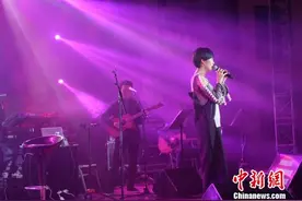 郁可唯现身成都举办歌友会 称最爱“吃着火锅唱着歌”图片