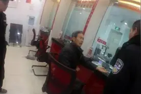 银行在存折上加盖“过期作废”印章惹怒老人 民警细心劝导获点赞图片