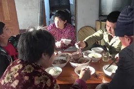 山东农村过年，下午4点就吃年夜饭，必须吃米饭，菜也非常简单！视频封面
