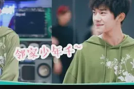 TFBOYS易烊千玺曝坐公交旧照 校服小男生变“低头族”视频封面