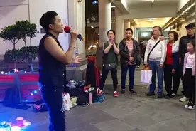 街头表演：香港中环流浪歌手帅哥一曲《迟来的爱》，唱的真好听！视频封面